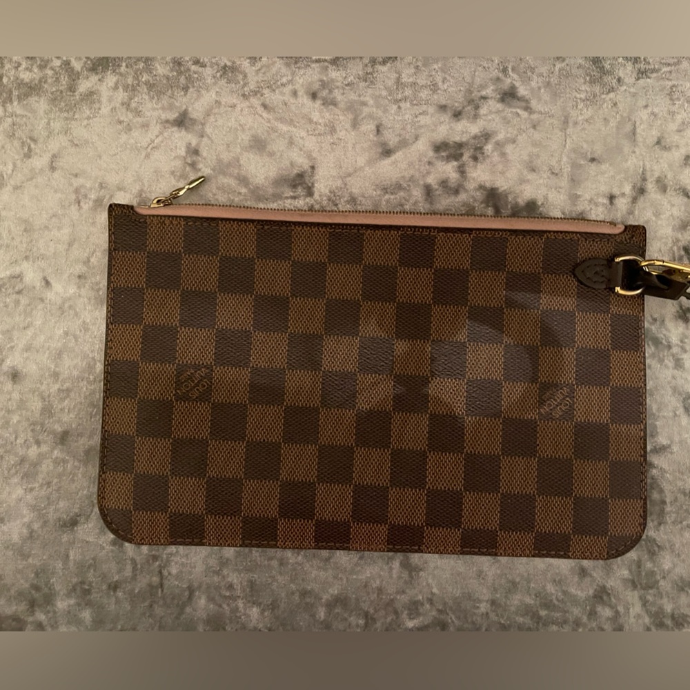 Louis Vuitton Damier Ebene
Neverfull MM Pouch ONLY with Rose Ballerine interior